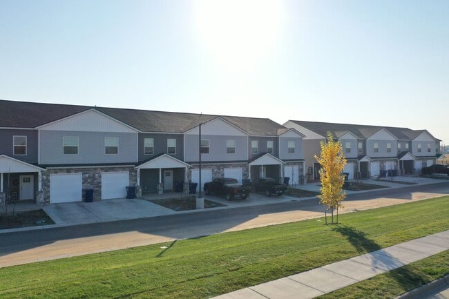 Building Photo - END UNIT - 3 Bed 2.5 bath townhome in Suga...