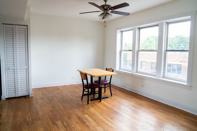 Photo - Albany Park - 2 Bed / 1 Bath - Central Heat - Dog Friendly Unit 3840-305