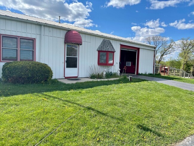 Building Photo - Adorable Studio on Working Farm Rental