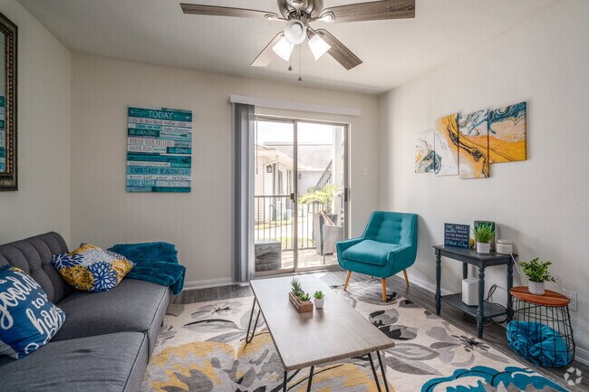 1BR, 1BA - 660SF - Living Room - HollyView