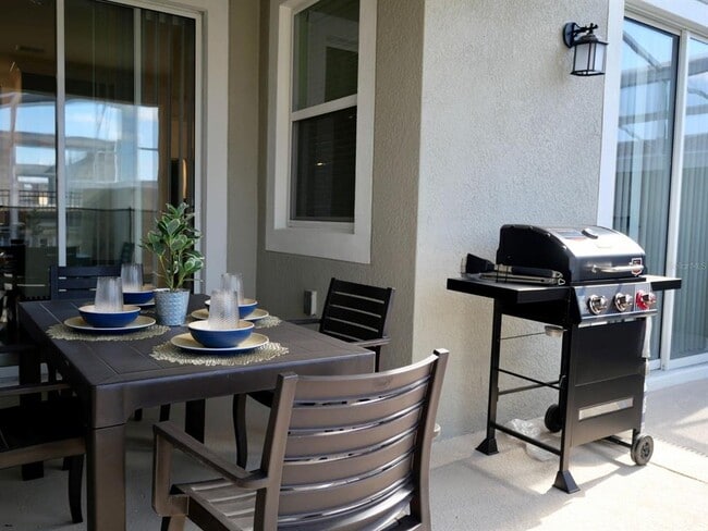 Photo - 956 Leader St