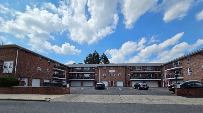 Building Photo - 860 River Dr