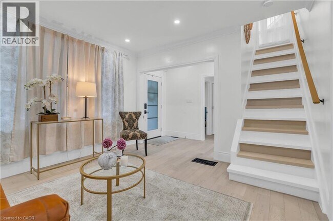 Photo - 445 Moore St