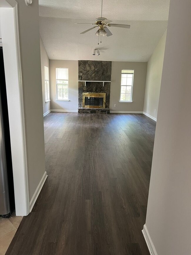 Photo - 1010 Salford Pl