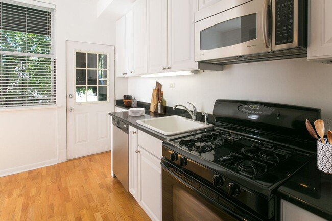 Kitchen - 5532 S. Kimbark Avenue Apartments