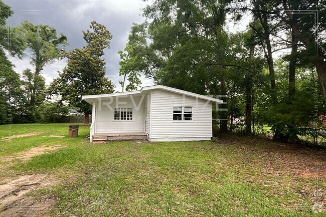Building Photo - Newly Renovated 3 Bedroom/1 Bathroom Home ...