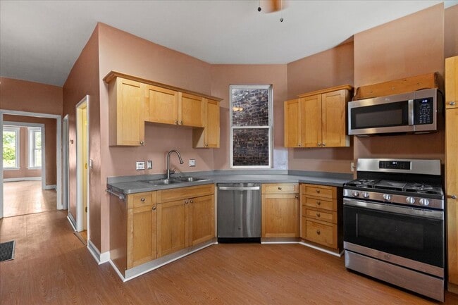 Building Photo - 3145 W Augusta Blvd Unit 2