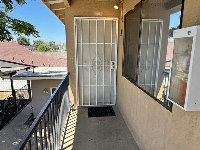 Building Photo - 2 bedroom 1 bathroom Unit #F