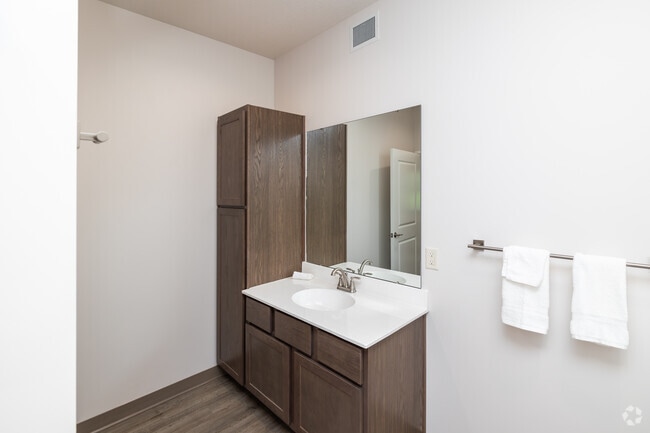 2BD, 2BA - 985SF - Bathroom