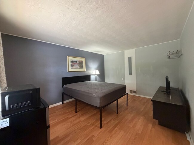 Building Photo - 1225 Jefferson Ave Unit 9