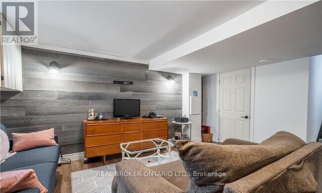 Photo - 301 Wallace Ave S