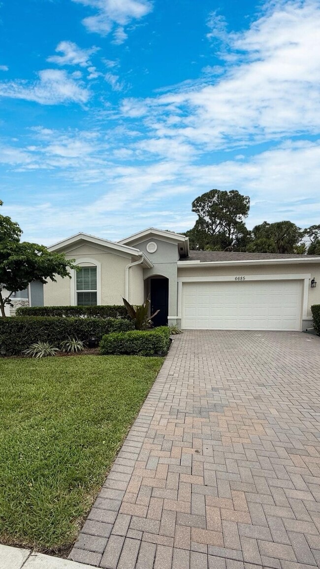 Building Photo - 6685 Pointe of Woods Dr Rental