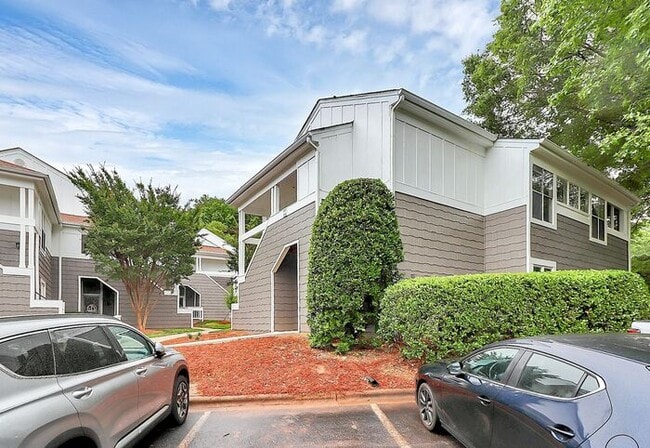 Bright 2BD/2BA Tennis Villa at Lake Norman!