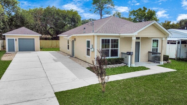 Building Photo - 703 23rd Ave N