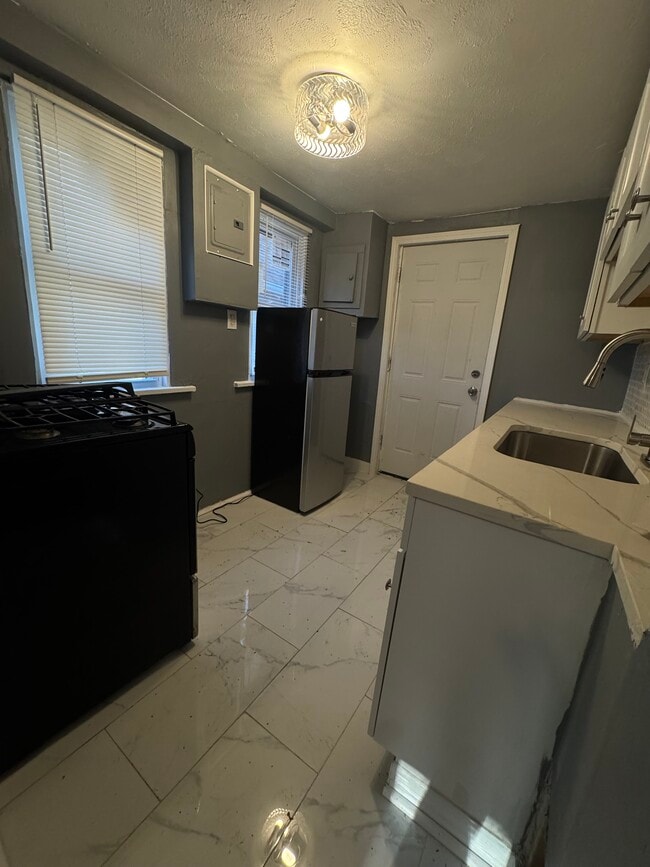 Kitchen - 1563 Maplegrove Rd