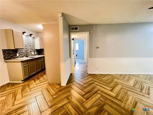 Building Photo - 1901 N 10th St Unit 9