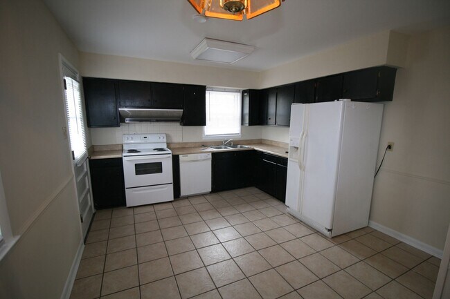 Photo - 402 Greenlawn Ct