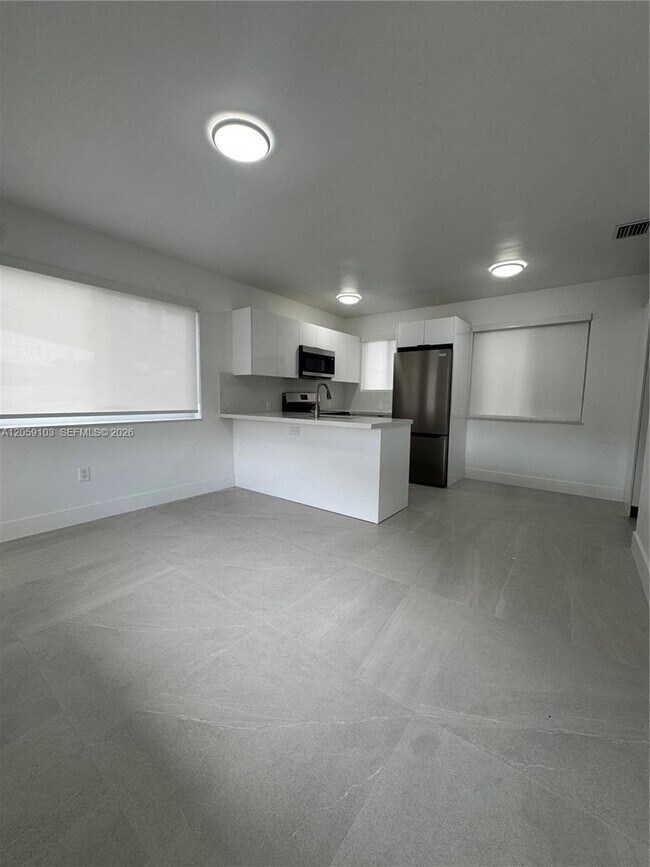 Photo - 180 W 21st St Unit 180