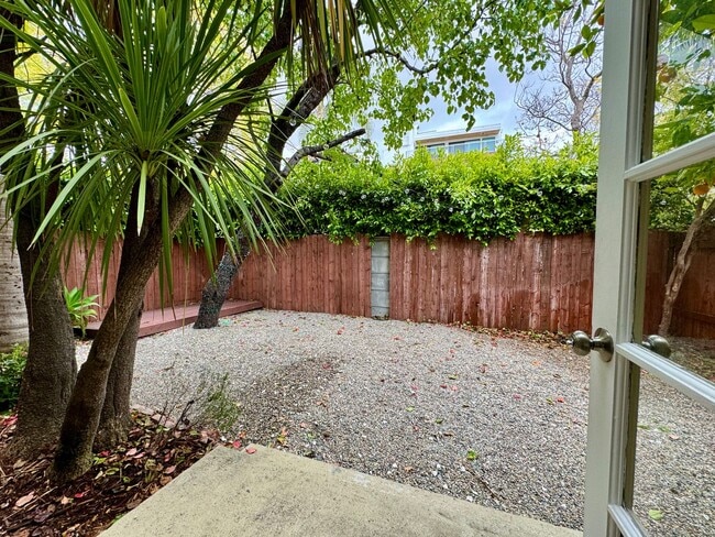 Photo - Charming Large 1 Bed with a Huge Private Patio Unidad 815 N Croft Ave ACTIVE