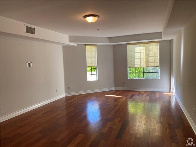 Building Photo - 107 N Swall Dr Unit 304 Rental
