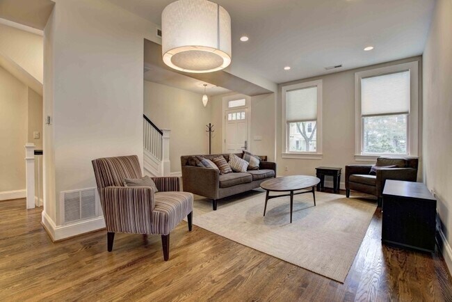 Photo - 627 Keefer Pl NW