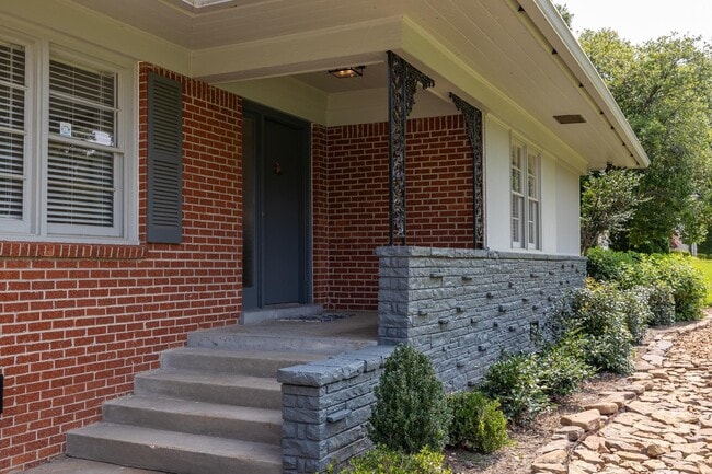 Photo - 5208 Gwynne Rd