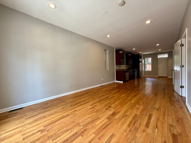 Photo - 3219 S Lituanica Ave