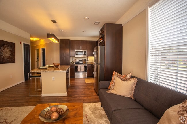 2BR,2BA,-1088SF