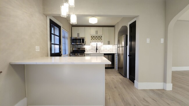 Building Photo - 5838 Nottingham Ave Unit 2 Rental