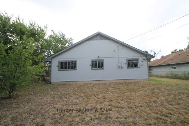 Building Photo - Dreamy Three-Bedroom - 1st month free with...