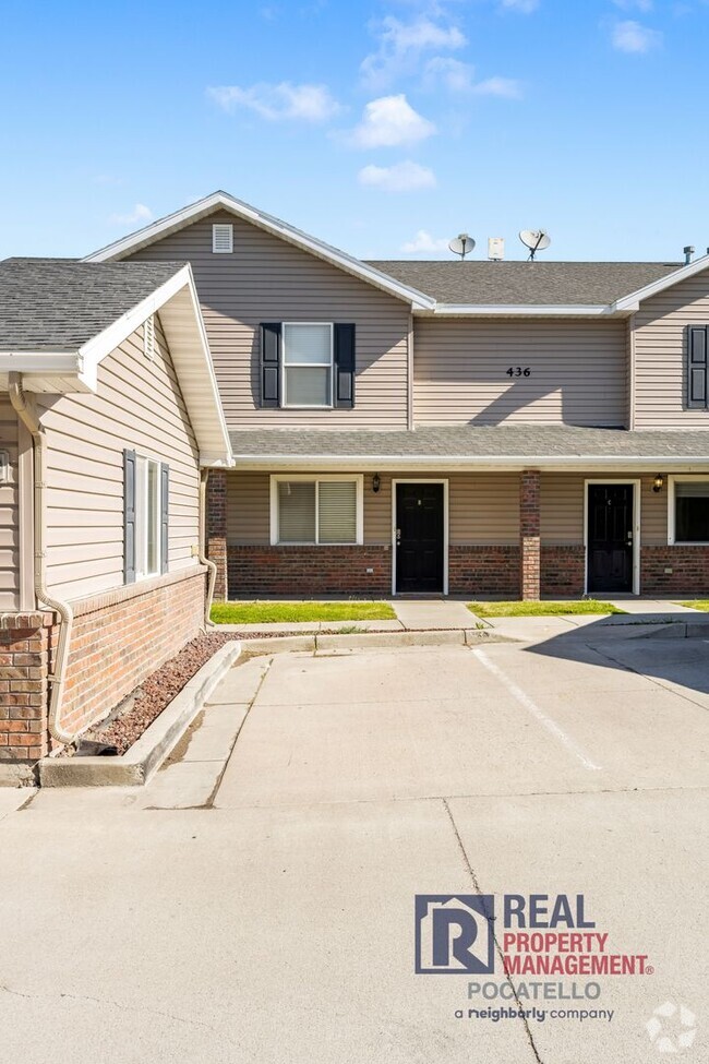 Building Photo - 2 Bed 1.5 Bath Town Home