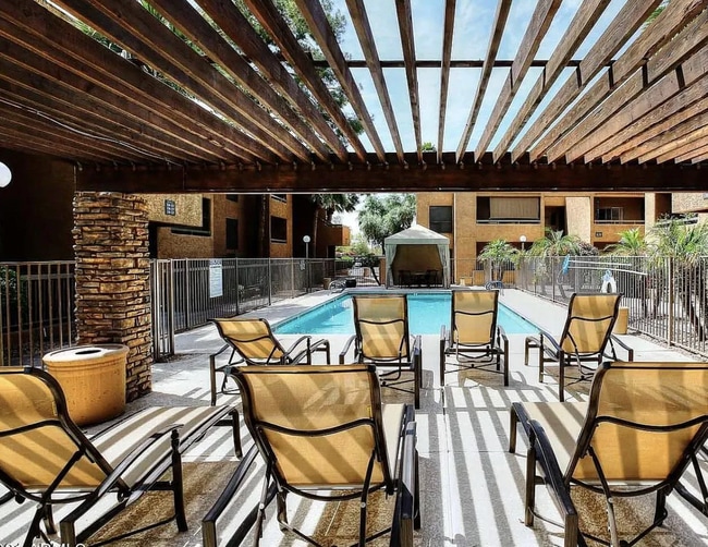 Building Photo - 2625 E Indian School Rd Unit 323