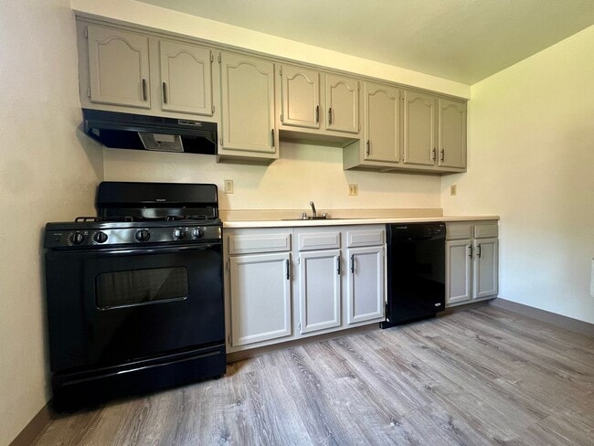 Building Photo - Fantastic Two Bedroom Townhouse in Penn Hills with Garage & Patio! Call Today!