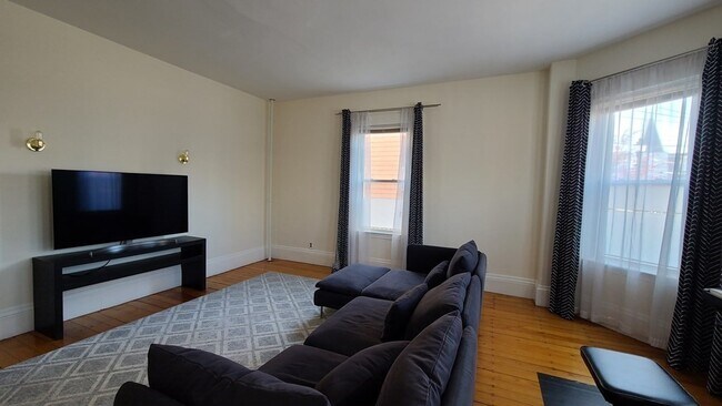 Building Photo - 49 Temple St Unit 1 Rental