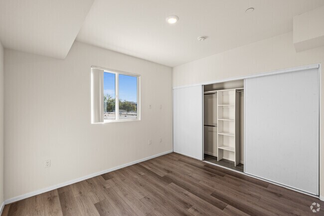 2BR, 2BA - 816SF - Bedroom