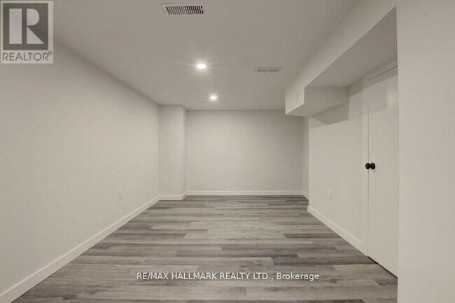 Photo - 51 Stamford Square S