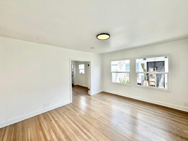 Building Photo - 338 N Kingsley Dr Unit A Rental
