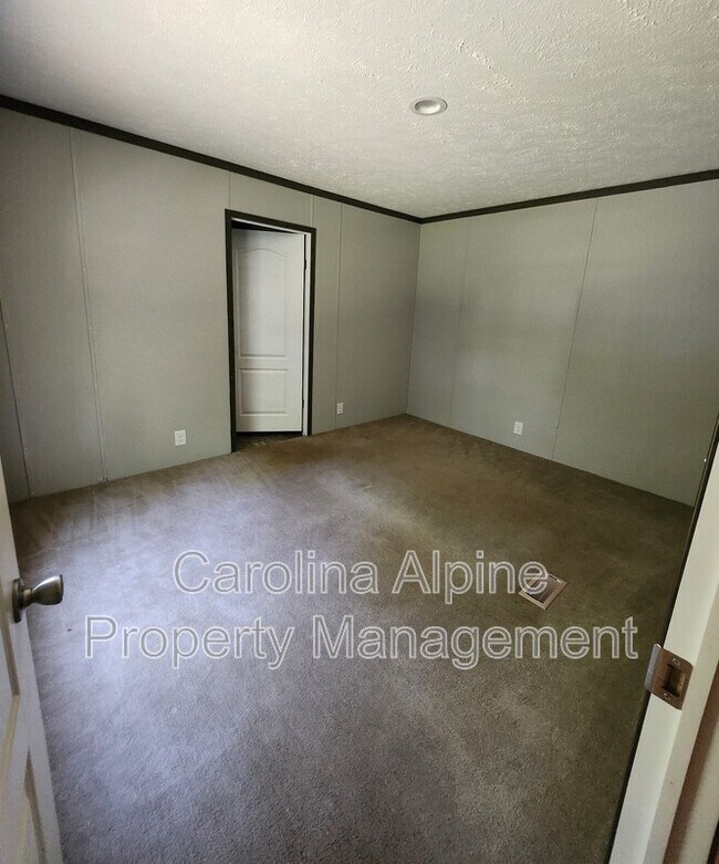 Photo - 220 Starling Ln