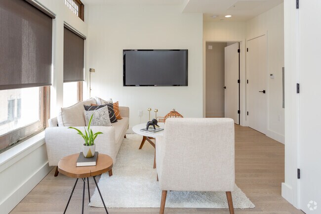 1 BR, 1 BA 597 SF Living Room
