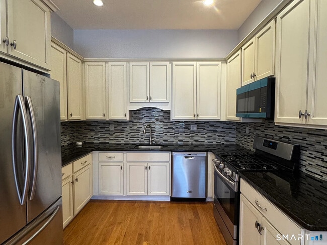 Building Photo - 2067 Barnum Ave