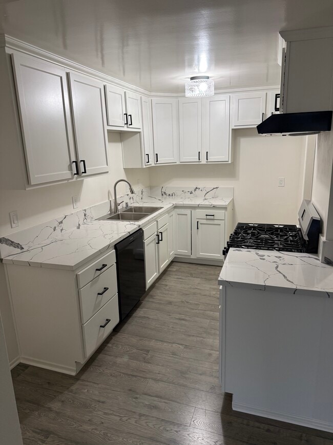 Building Photo - 927 W 19th St Unit 205