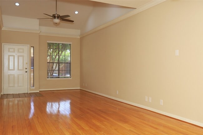 Photo - 107 Manor Pl