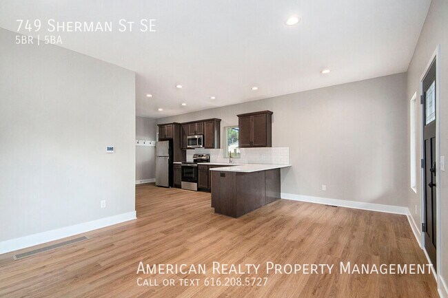 Photo - 749 Sherman St SE
