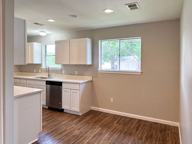 Photo - 3 Bedroom / 2 Bath / 2 Car Garage