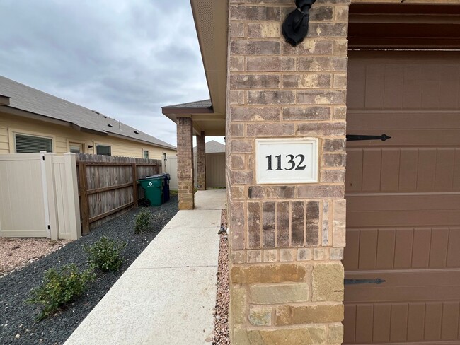 Building Photo - Luxury Two Story 3/2.5 Duplex in Seguin, ... Rental