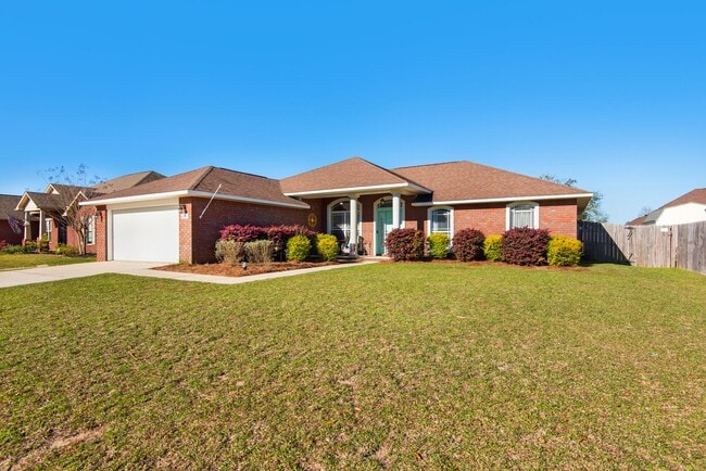 Building Photo - Splash in with a4/2 pool home in Holly-Cli...