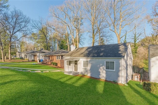 Photo - 1376 Westmont Rd SW