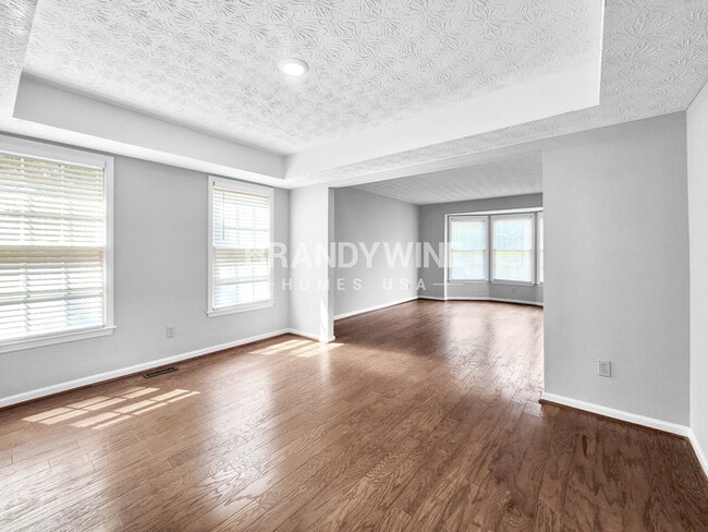 Photo - 4902 Fielding Way