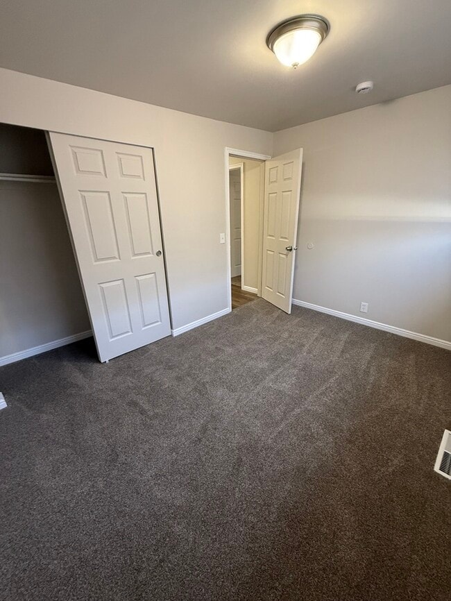 Photo - 833 N Riverside Dr