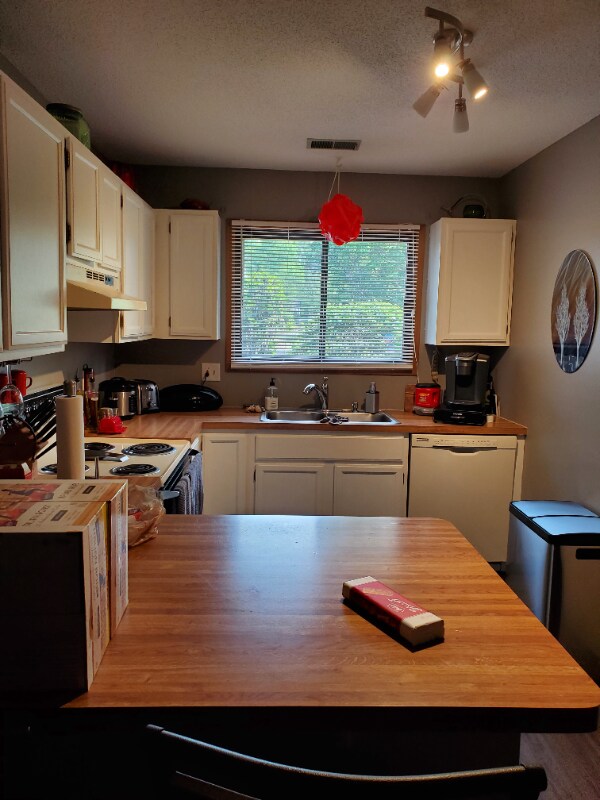 Photo - 1634 Helena Rd N